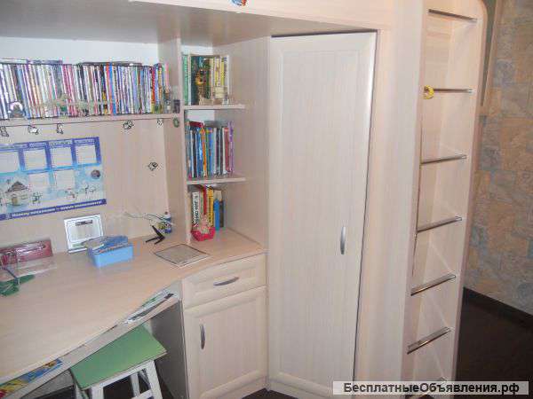 Книжный шкаф и детская кровать
