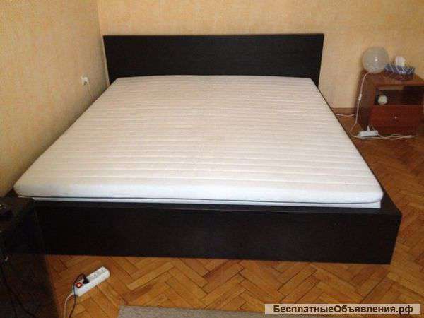 Кровать и стол ikea в отличном состоянии+2 матраца в подарок)