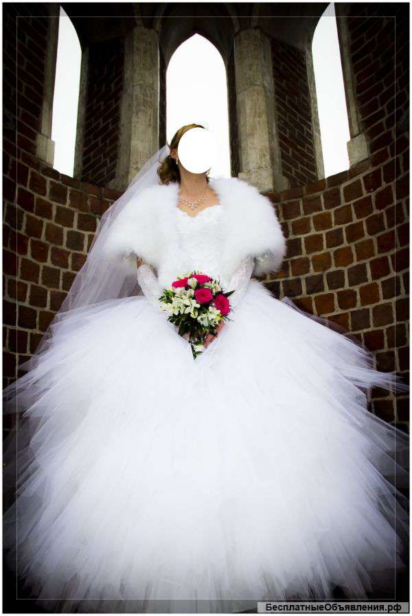 Красивое свадебное платье белого цвета