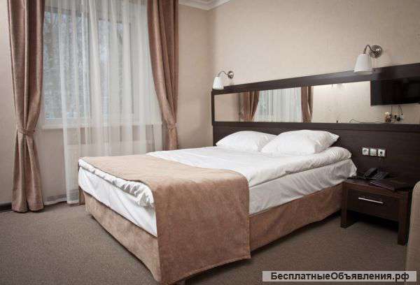 Саше на кровать в гостинице