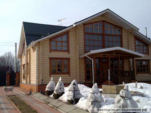 Срубы домов из бревна и лафета ручной рубки