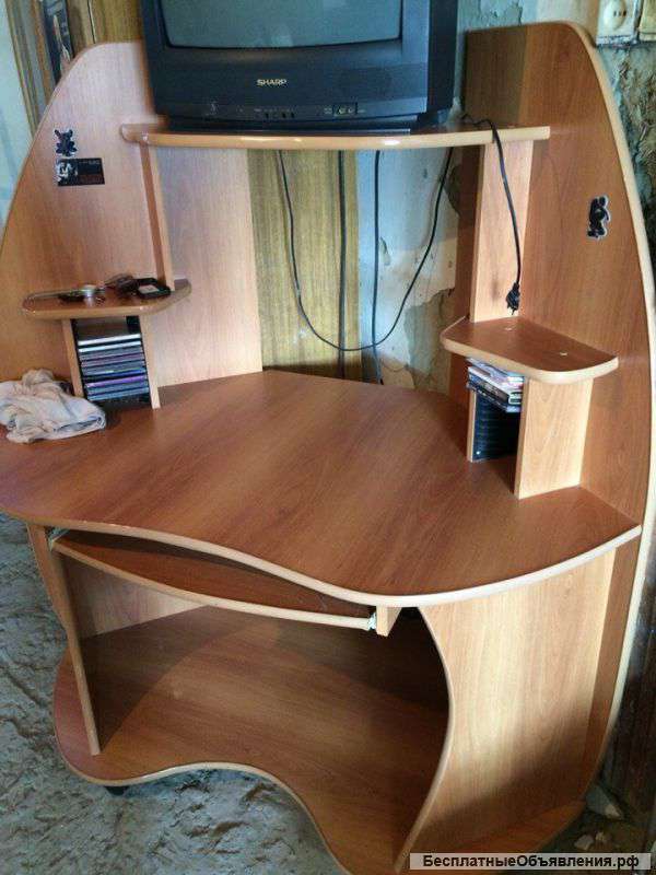 Отличный удобный компьютерный стол на колесиках