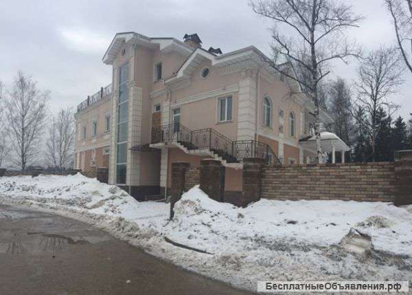Дом у озера с бассейном