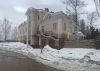 Дом у озера с бассейном