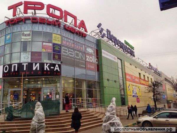 Туристическое агентство в торговом центре, рядом с парковкой