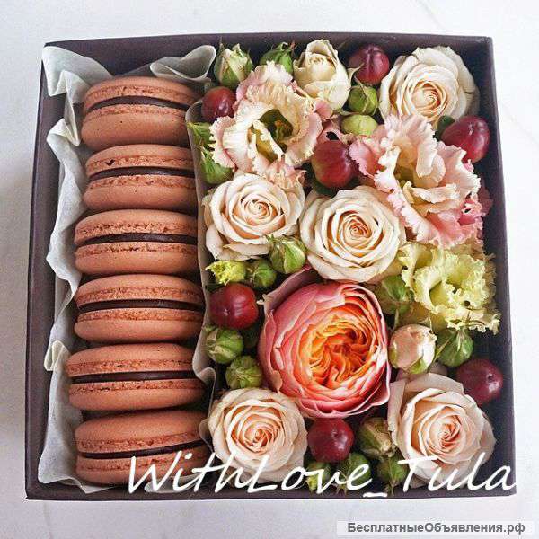 Коробочки с цветами и пирожными макаронс macarons