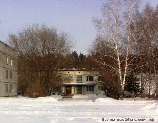 Двухэтажное здание в городе Бийске Алтайского края