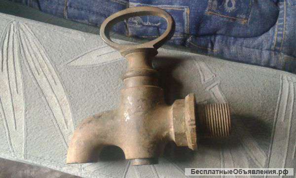 Старый бронзовый кран