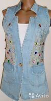 Джинсовый жилет, расшитый камнями и стразами
