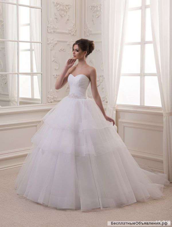 Красивое новое свадебное платье со шлейфом 2015