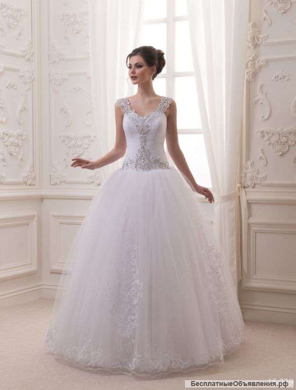 Свадебное платье с украшенным стразами корсетом