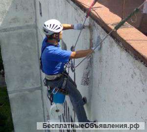 Чистка кровли промышленными альпинистами