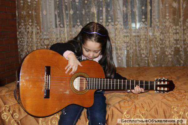 Обучаю игре на гитаре
