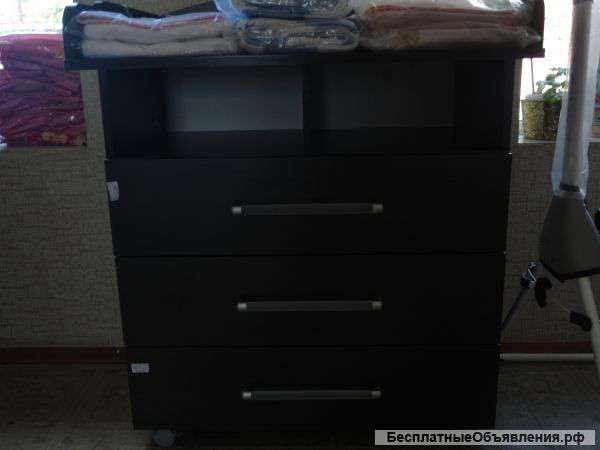 Детскую кровать,комод