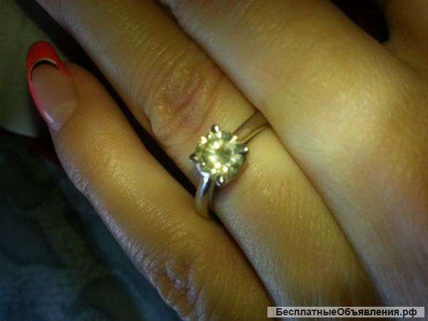 Кольцо с брилиантом