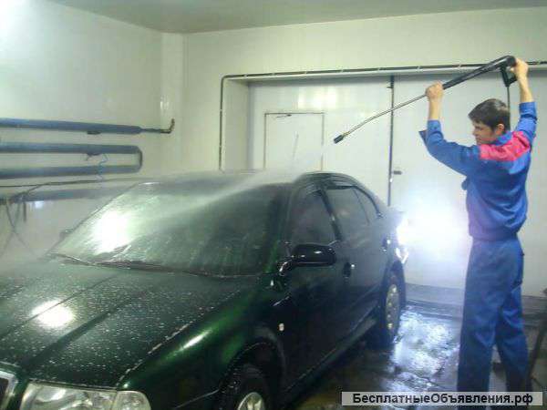 Специалист по удалению вмятин на автомобиле