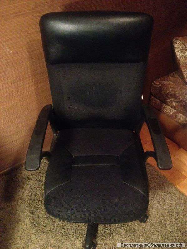 Кожаное кресло руководителя, в хорошем состоянии