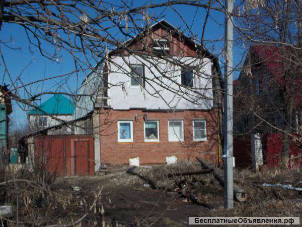 Загородный дом с садом и гаражом