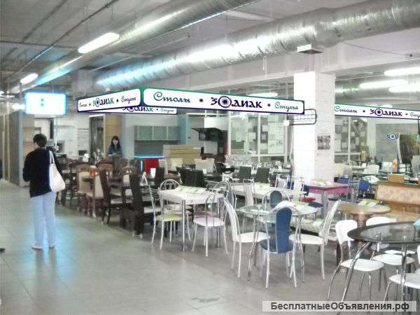 Продавец-консультант в мебельном салоне