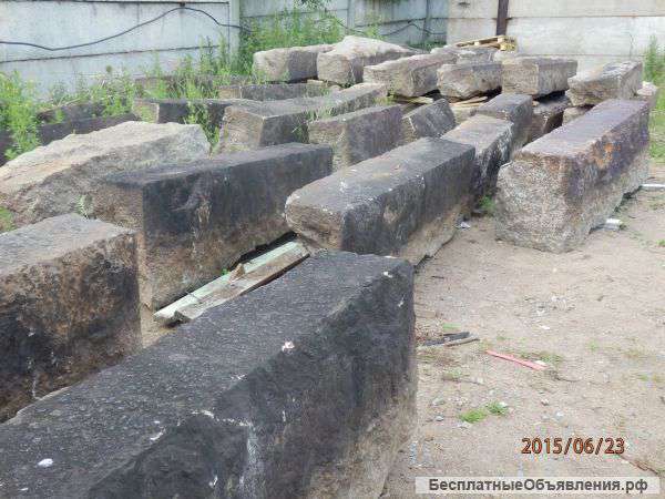 Цокольные гранитные блоки с фактурой "скала"