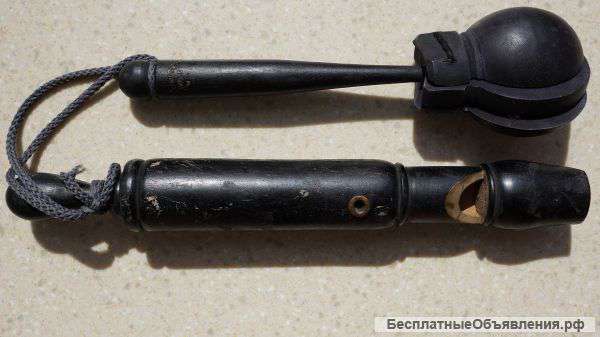 Старинный музыкальный набор из кастаньет и дудки. Россия, Петроград, нач. ХХ века.