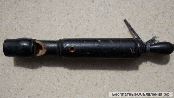 Старинный музыкальный набор из кастаньет и дудки. Россия, Петроград, нач. ХХ века.