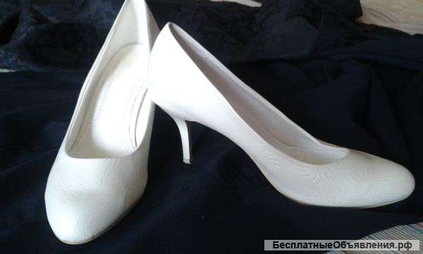 Свадебные туфли фирмы Louisa Peeress, состояние идеальное