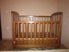 Деревянную детскую кроватку с гиппоаллергенным матрасом