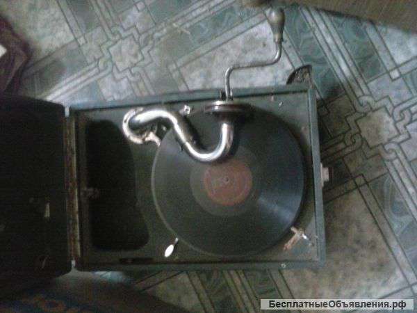 Патефон рабочий с пластинками