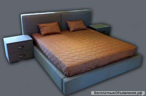 Кровать и две прикроватные тумбочки