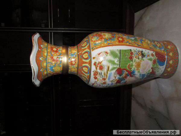 Декоративная фарфоровая китайская ваза. Декоративная фарфоровая китайская ваза.