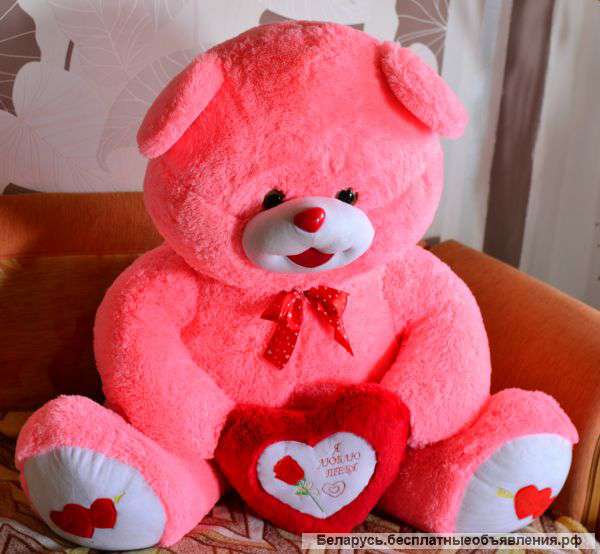 Большой плюшевый медведь