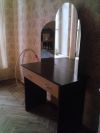 Кровать, стол, карниз и люстру