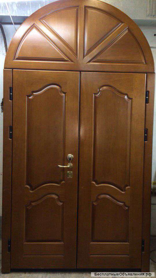 Двустворчатая арочная дверь для частного дома