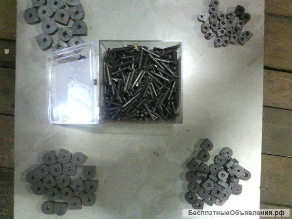 Железные набойки со штырями разного размера
