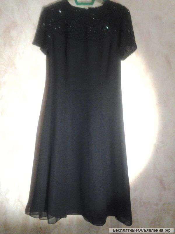 Черное платье с бисером по лифу