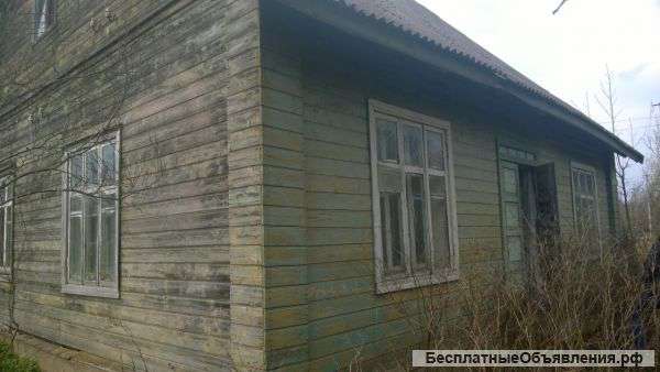 Зимний дом на окраине благоустроенного посёлка