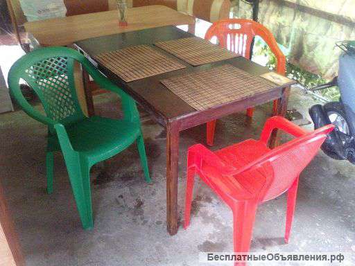 Стол кухонный 120-80 см + три пластиковых кресла, в комплекте