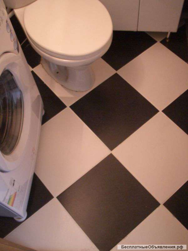 Старый мастер положит плитку.Ванные комнаты под ключ.