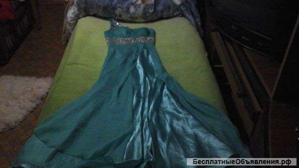 Шикарное платье изумрудного цвета