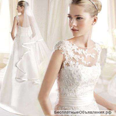 Непышное свадебное платье с сеточкой и со шлейфом