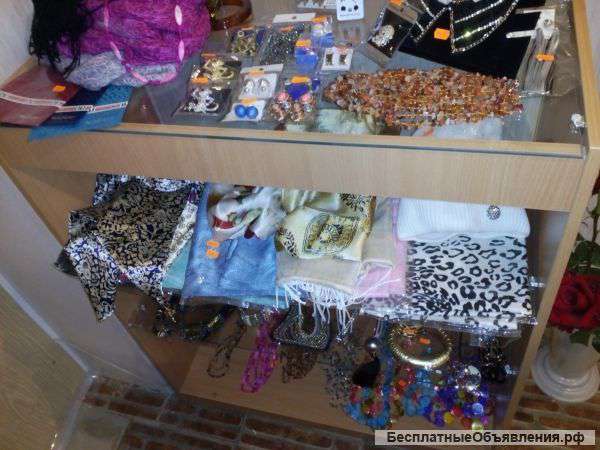 2 стеллажа и витрину