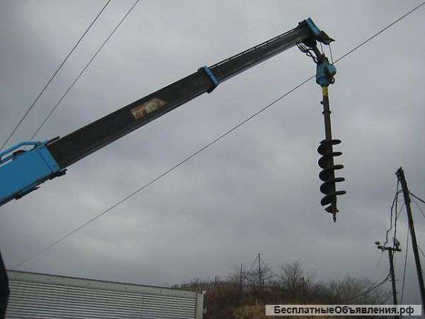 Аренда ямобура на базе экскаватора погрузчика Caterpillar