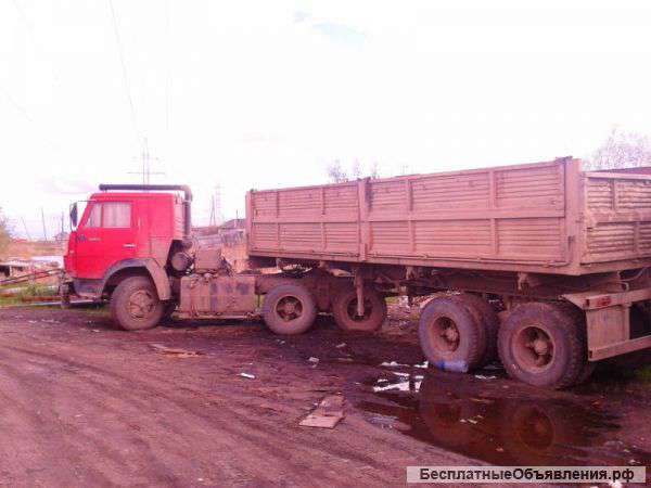 Водитель со своим транспортом КАМАЗ