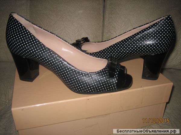 Новые кожанные элегантные черные туфли в горошек Италия