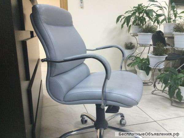 Кожаное кресло для офиса