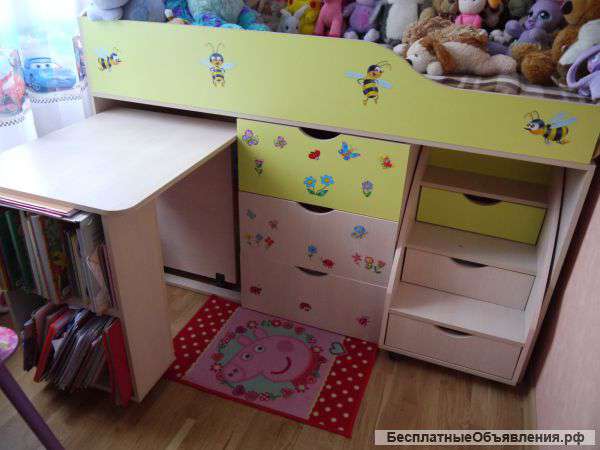 Детская кровать-чердак со столом и лестницей-комодом