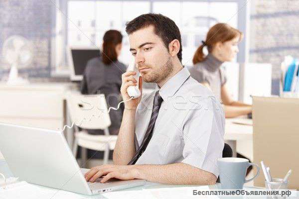 Сотрудник в бюро пропусков