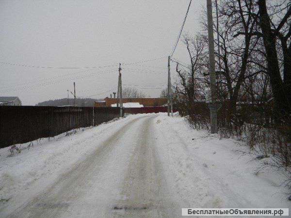 12 соток под ИЖС, в самом центре деревни Устье слева, 5 км от Звенигорода, вокруг лес, до Москвы-ре