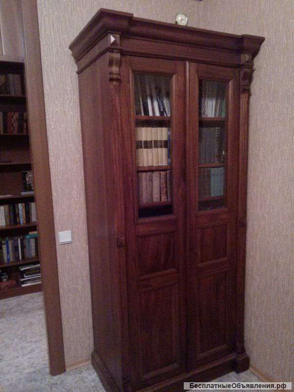 Антикварный книжный шкаф